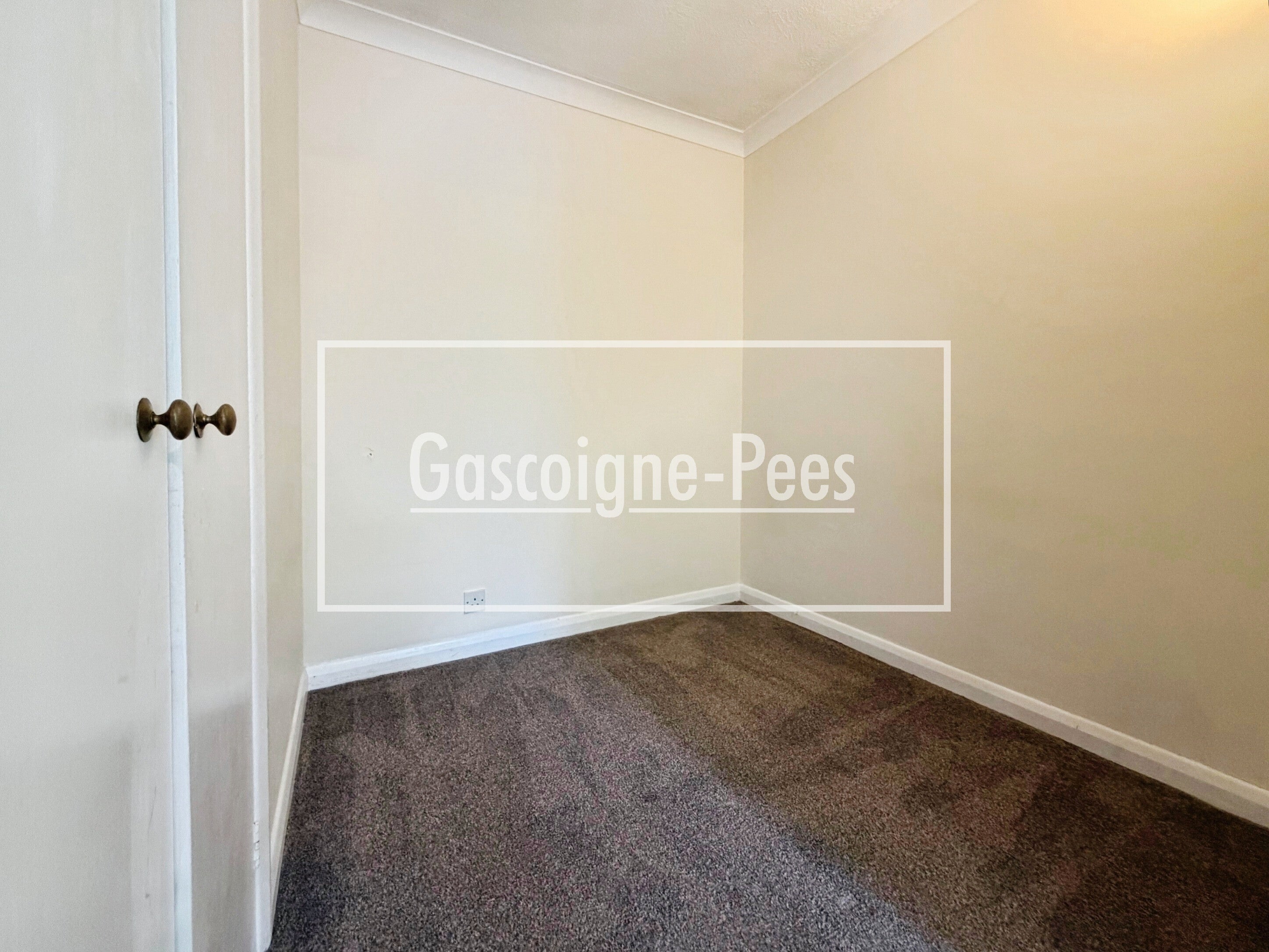 Flat Kingston Road in Mole Valley