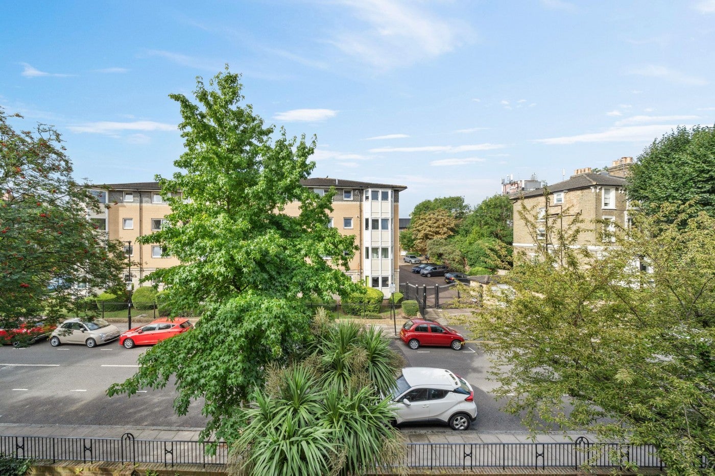 Flat Wray Crescent in Greater London