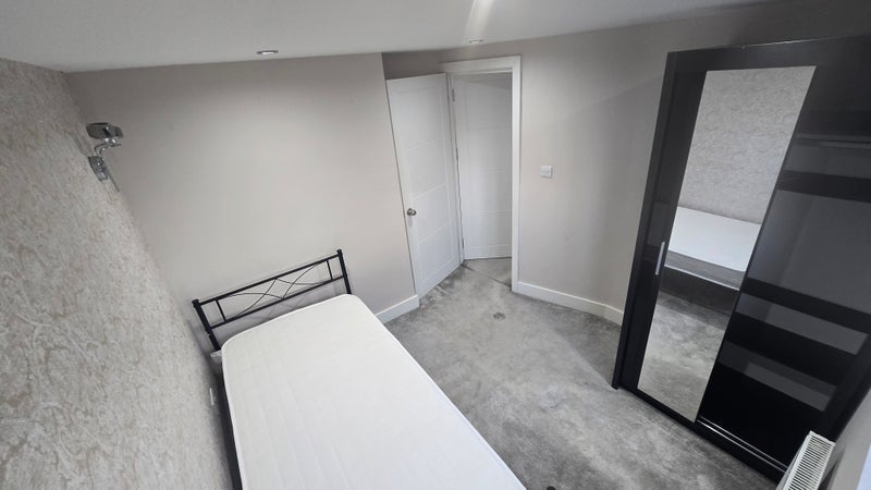 Room Mafeking Avenue in Greater London