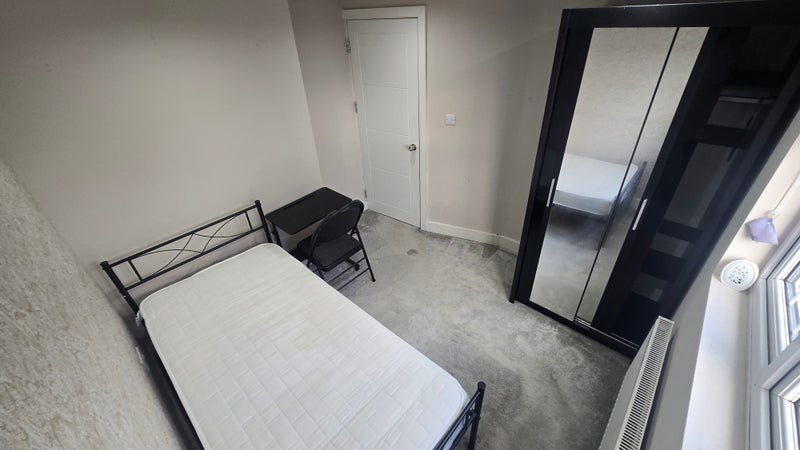 Room Mafeking Avenue in Greater London