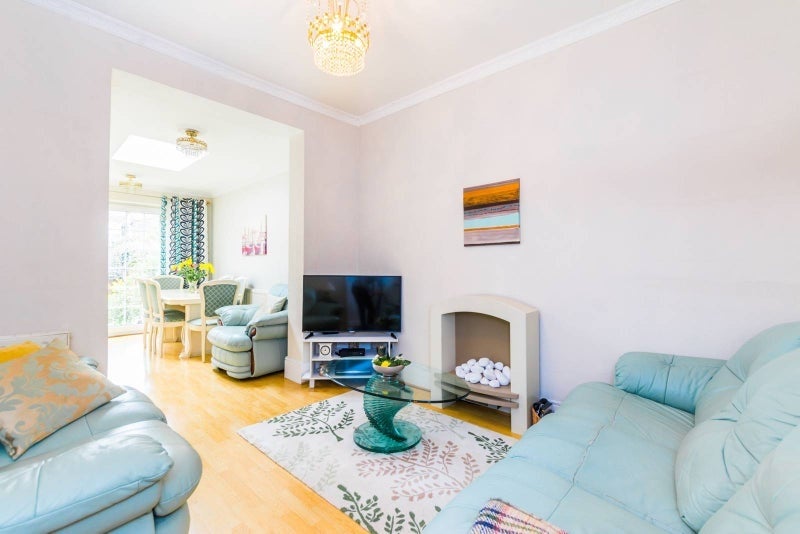 Room Mafeking Avenue in Greater London