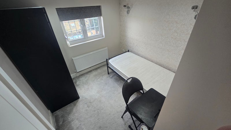 Room Mafeking Avenue in Greater London