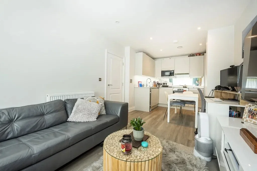 Flat Hampton Road in Greater London