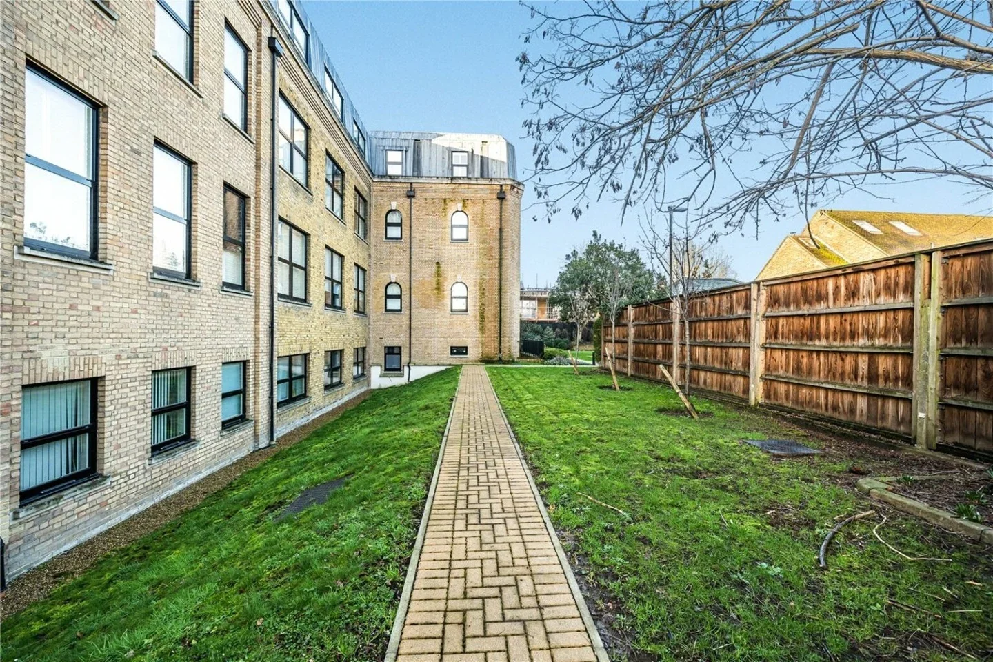 Flat Hampton Road in Greater London