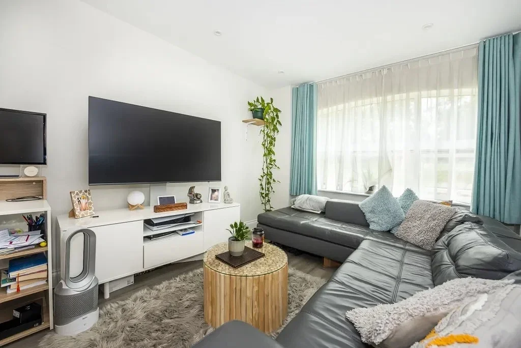 Flat Hampton Road in Greater London