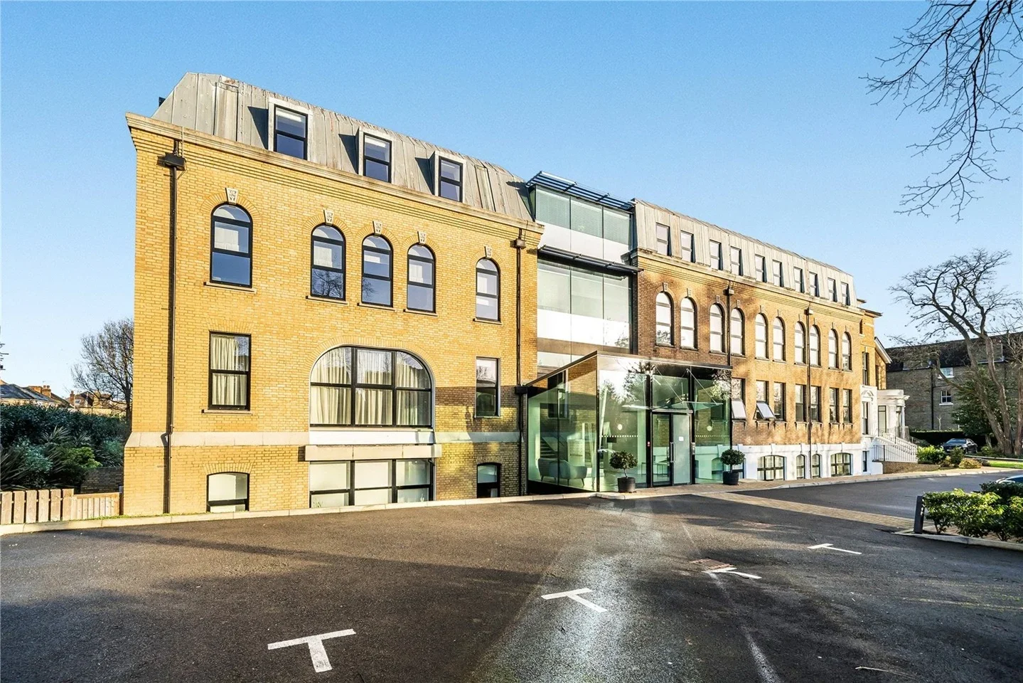 Flat Hampton Road in Greater London