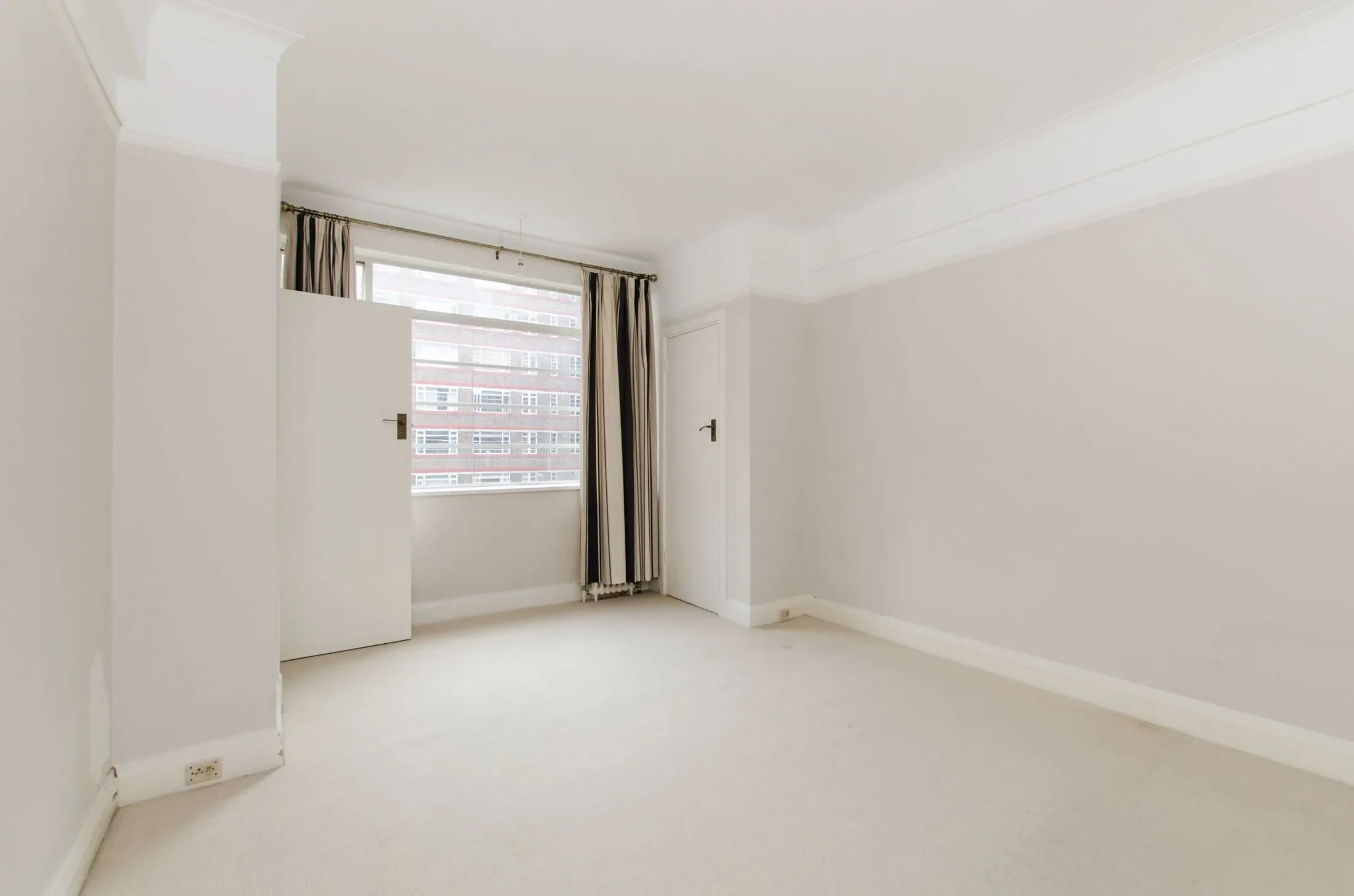 Flat Rowfant Road in Greater London