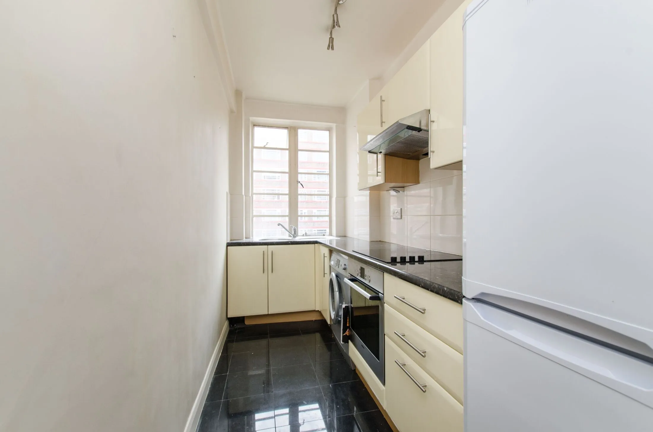 Flat Rowfant Road in Greater London