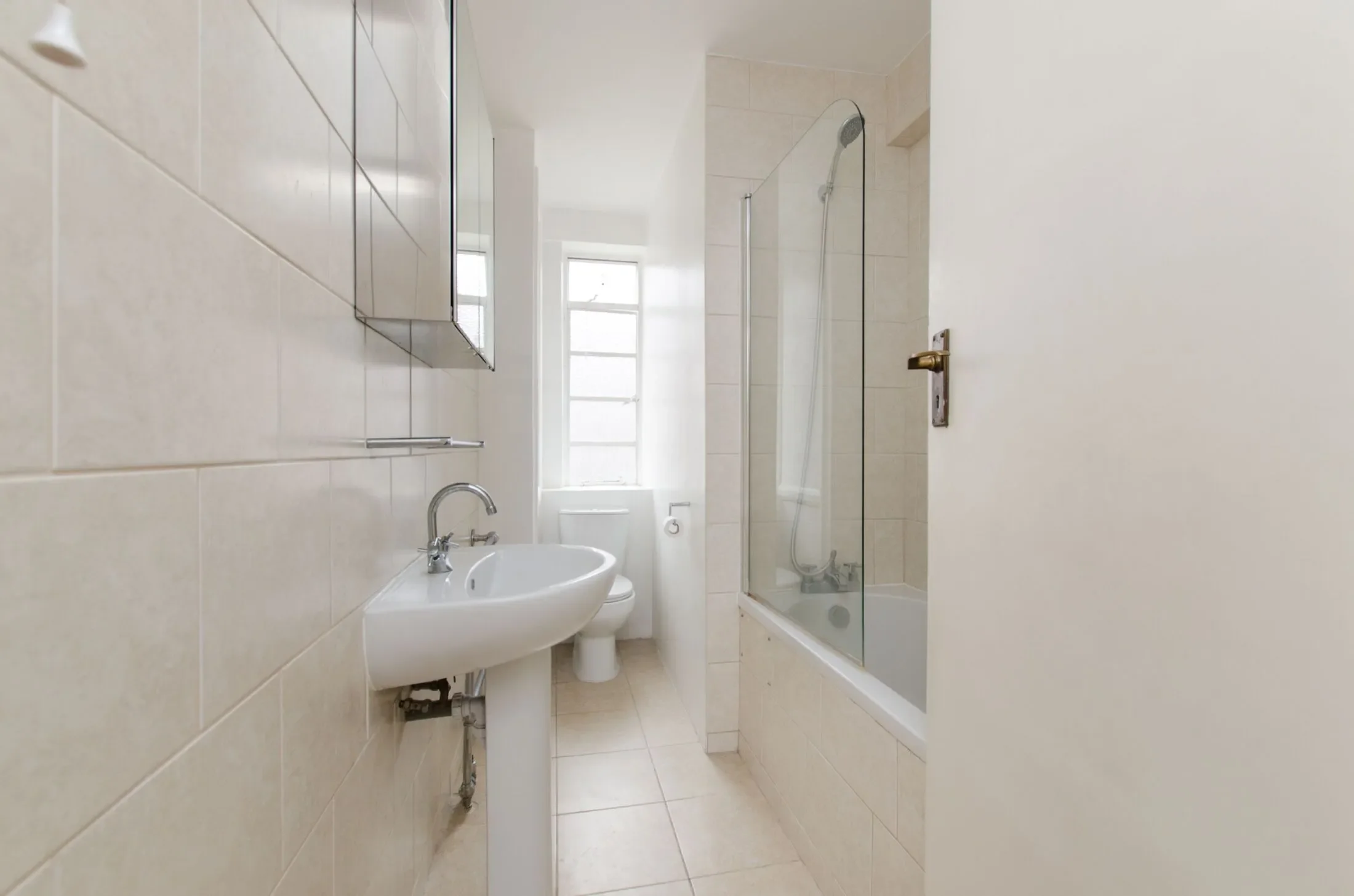 Flat Rowfant Road in Greater London