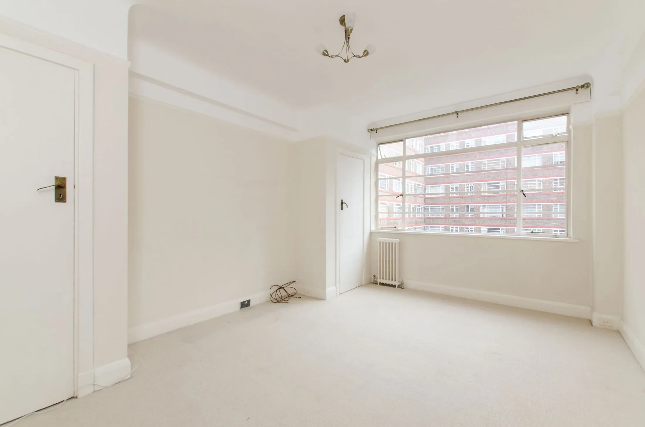 Flat Rowfant Road in Greater London