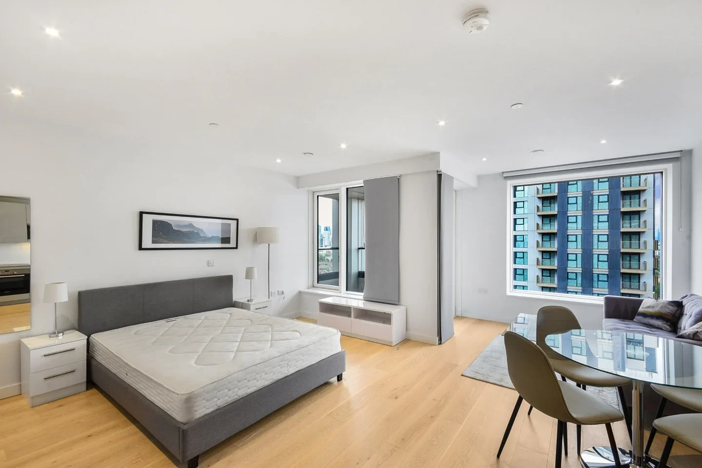 Flat Deacon Street in Greater London
