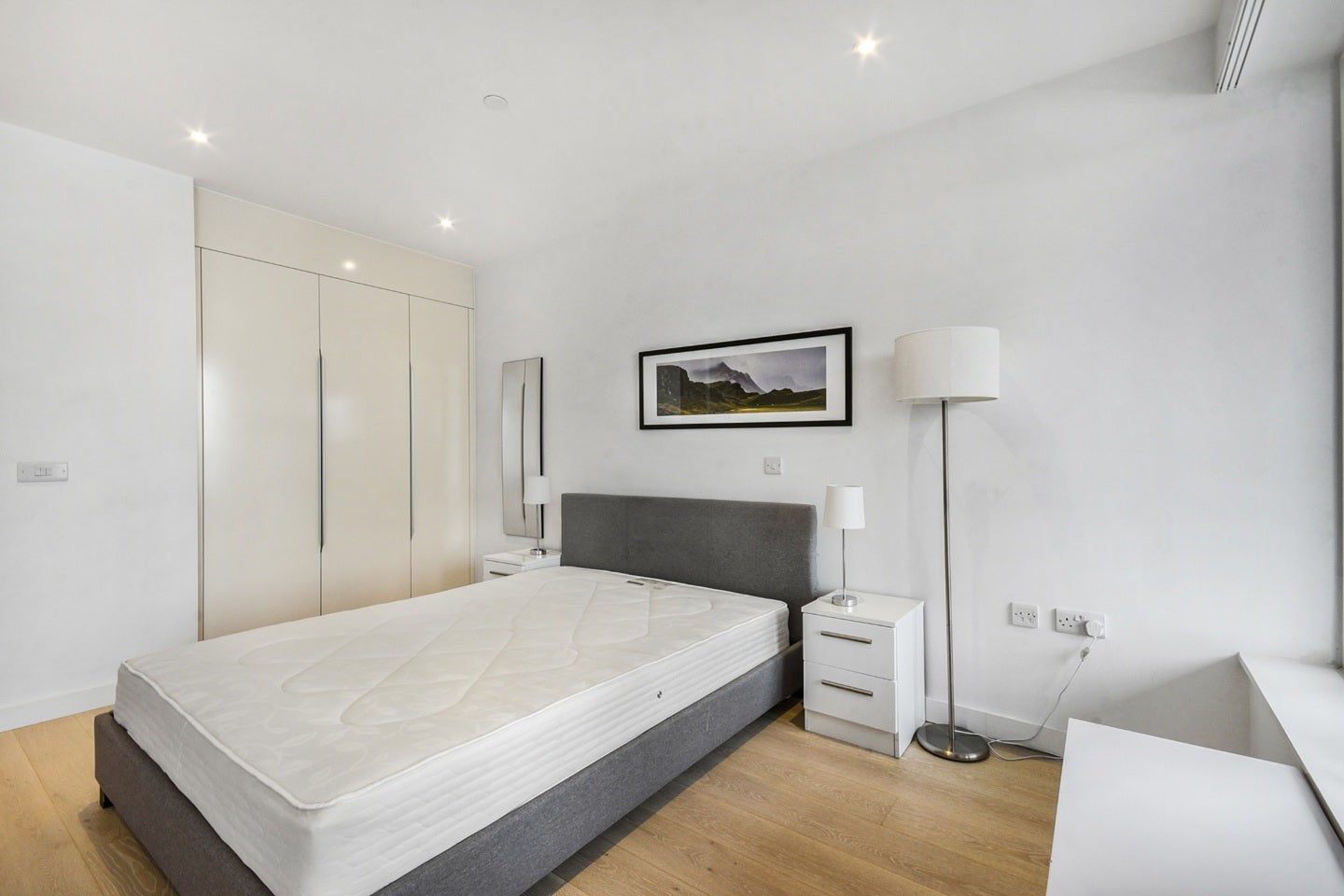 Flat Deacon Street in Greater London
