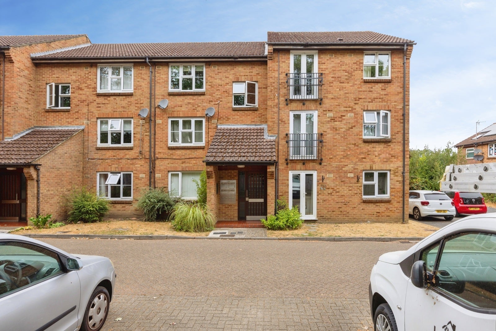 Flat Azalea Court in Woking