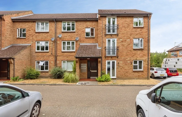 Flat Azalea Court in Woking