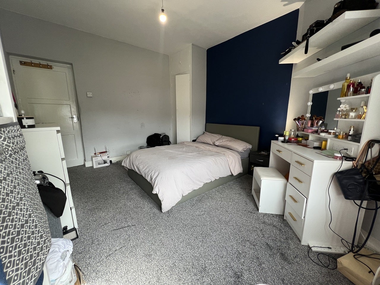 Flat Barnfield Road in Greater London