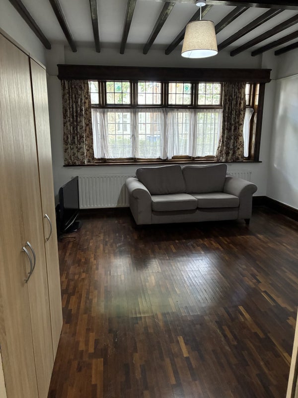 Room Hart Grove in Greater London