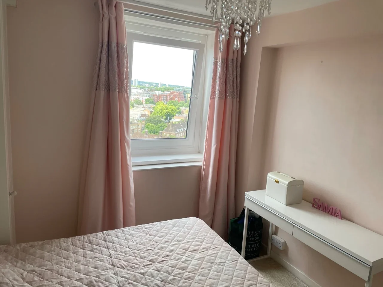 Room Hall Place in City of Westminster