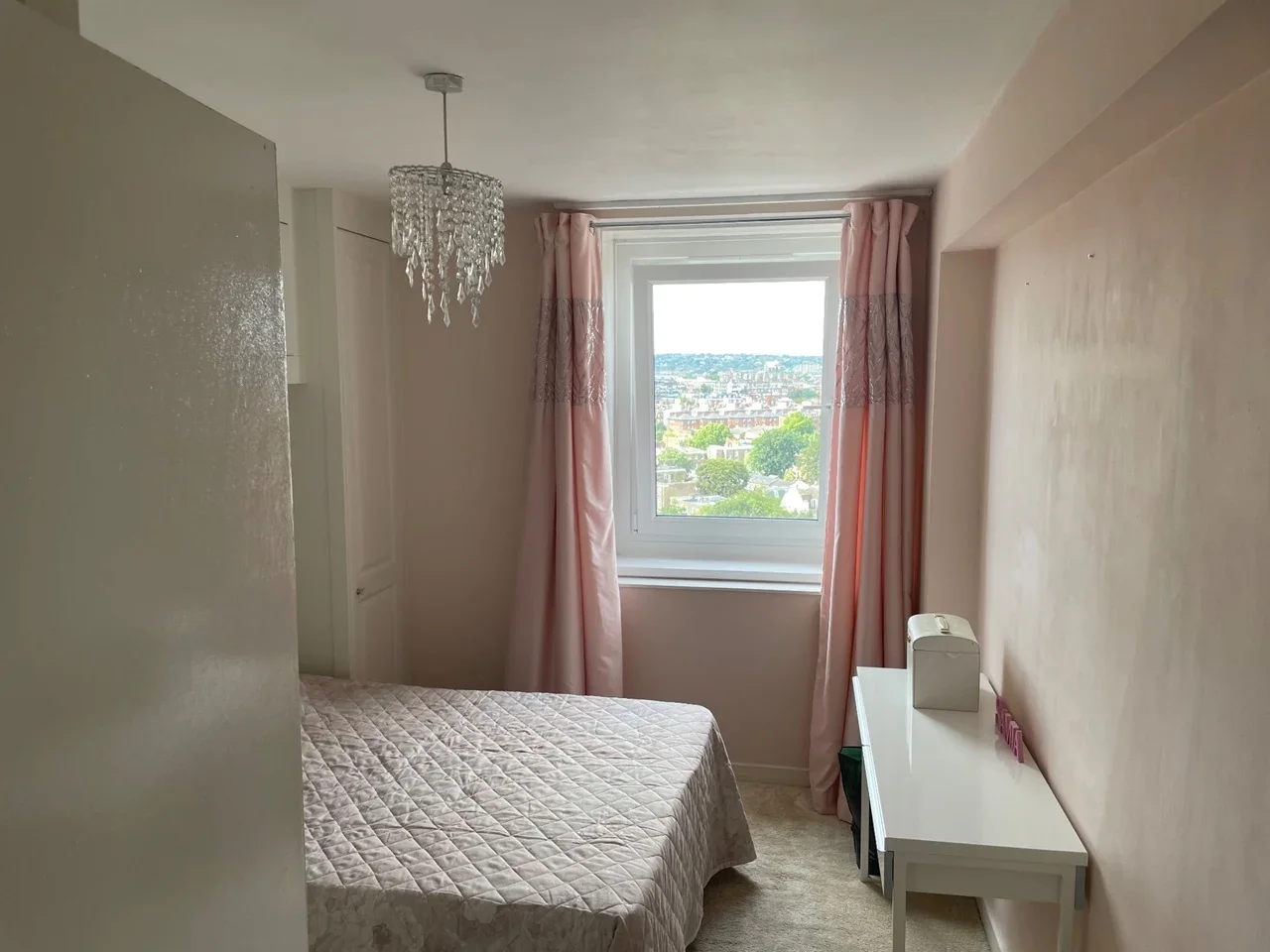 Room Hall Place in City of Westminster