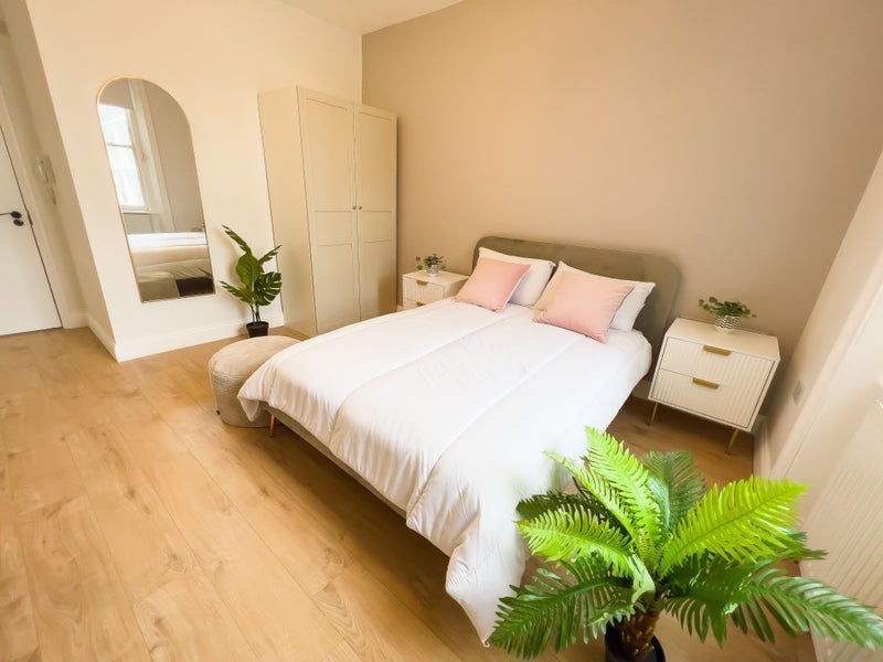 Flat Kensington Gardens Square in City of Westminster