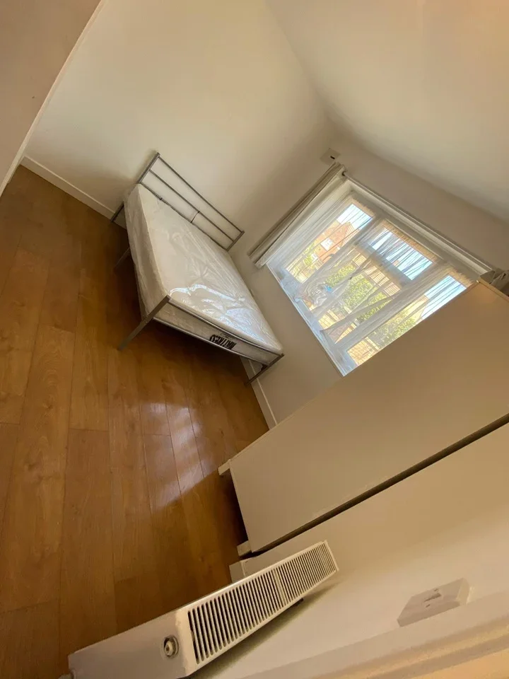 Room Cator Crescent in Greater London