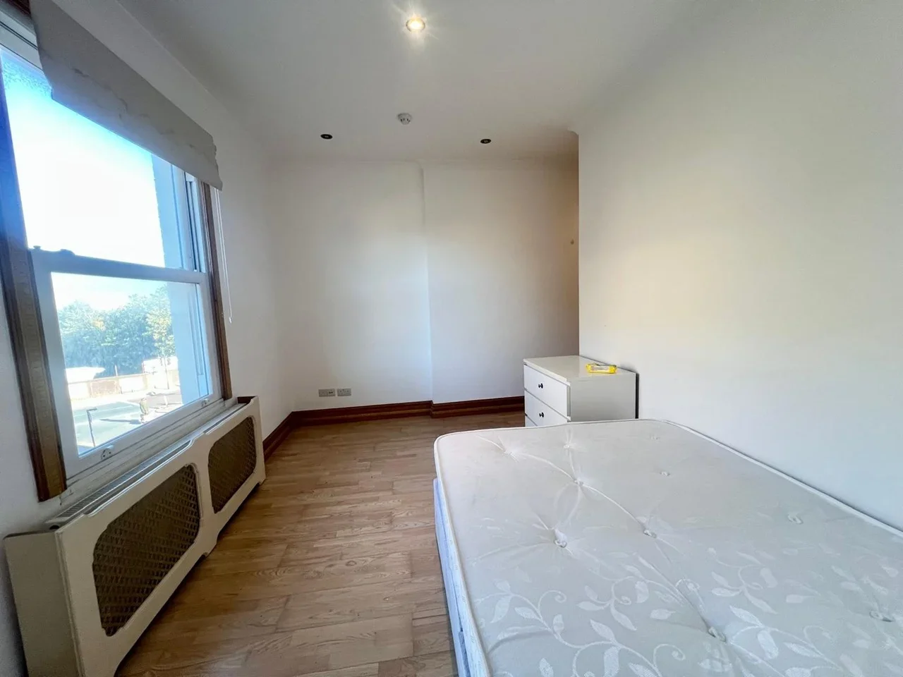 Room St James's Road in Greater London