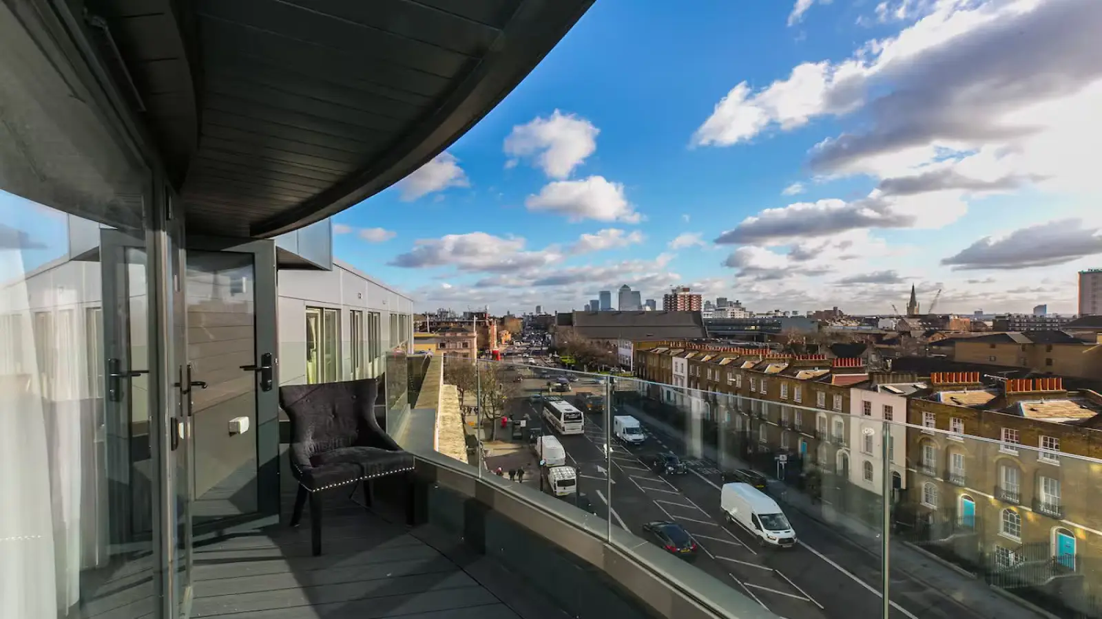 Flat Lower Thames Street in City of London