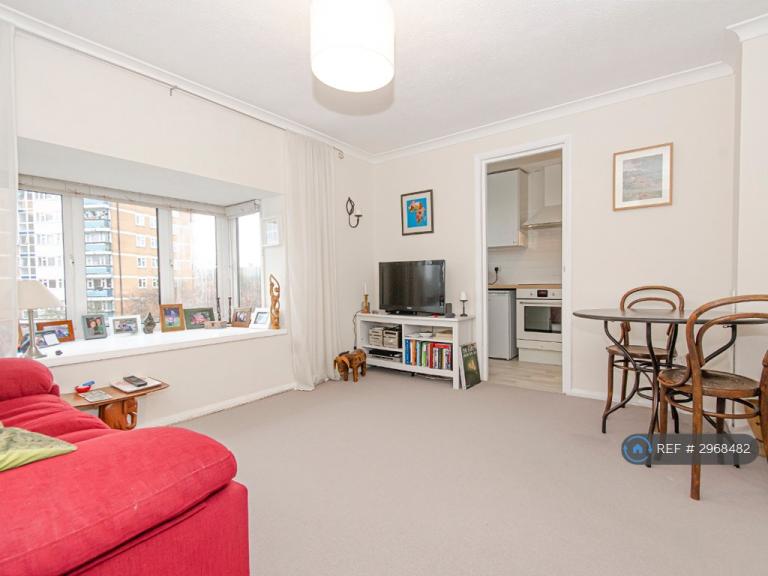 Flat Oakridge Drive in Greater London