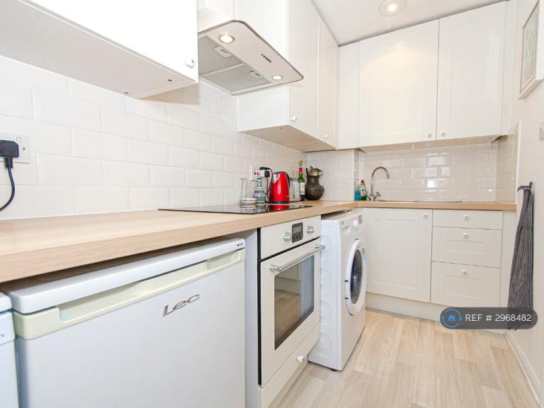 Flat Oakridge Drive in Greater London
