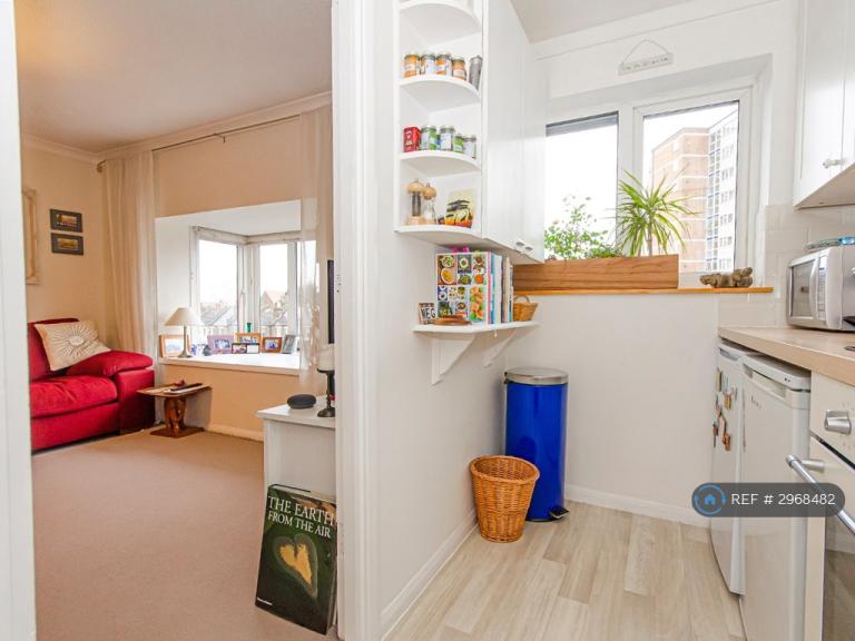 Flat Oakridge Drive in Greater London