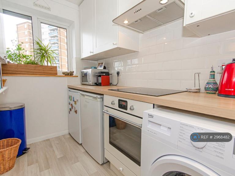 Flat Oakridge Drive in Greater London