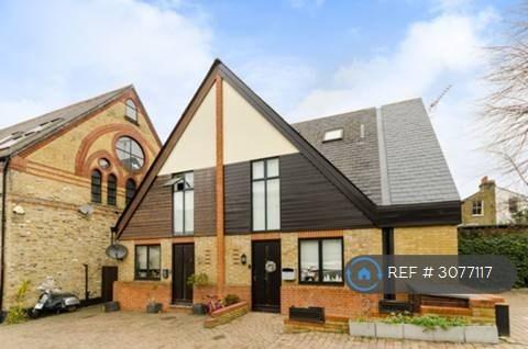 House Rush Common Mews in Greater London