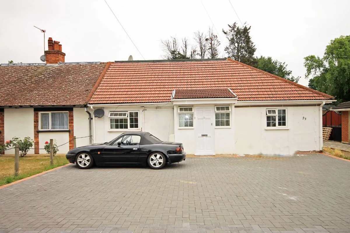 Flat Highfield Road in Greater London