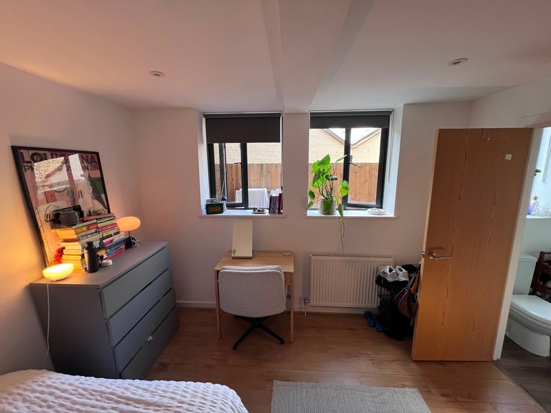 Room Englefield Road in Greater London