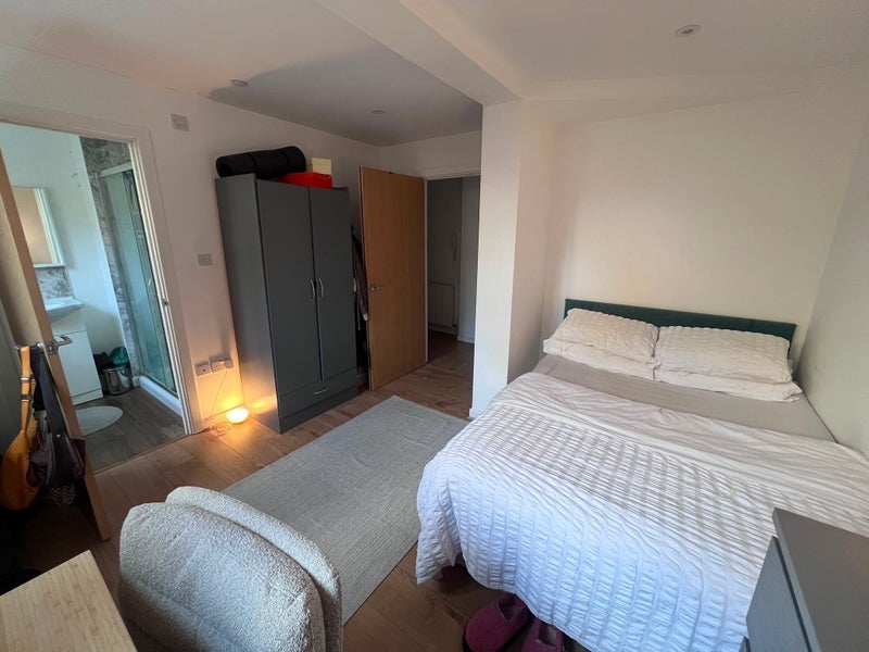 Room Englefield Road in Greater London