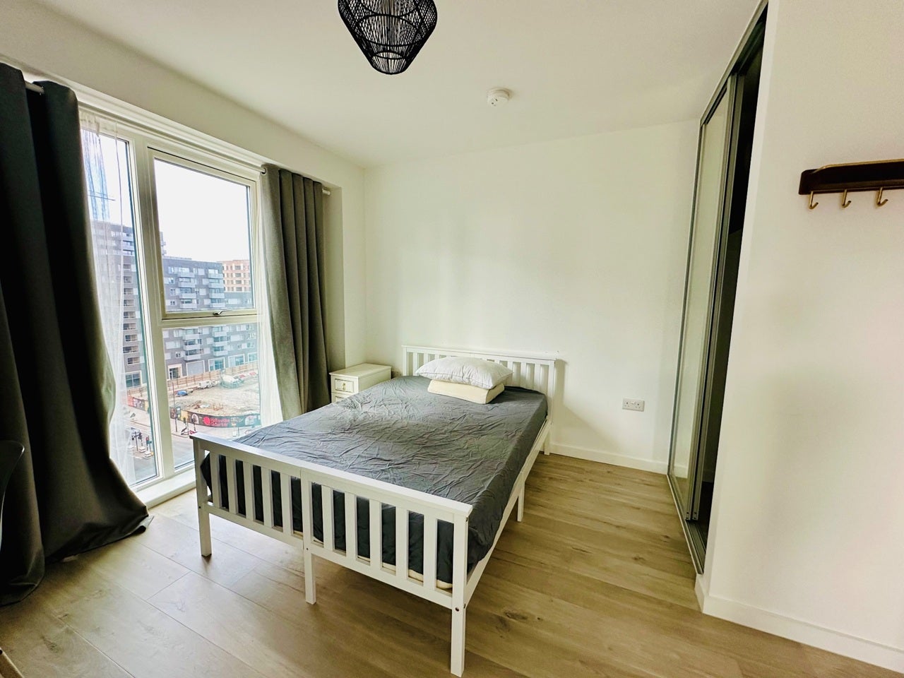 Flat Admiralty Avenue in Greater London