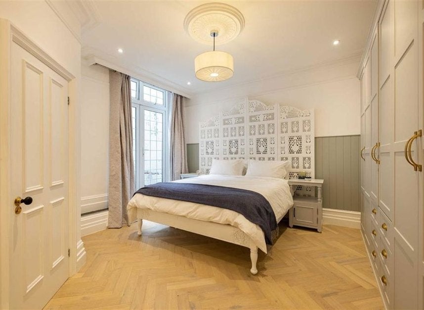 Flat Cornwall Gardens in Greater London