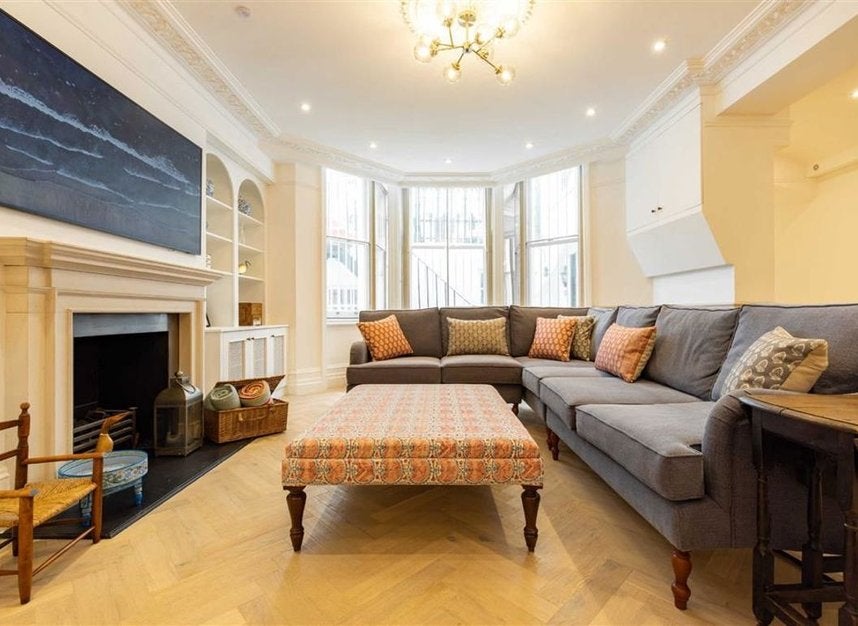 Flat Cornwall Gardens in Greater London