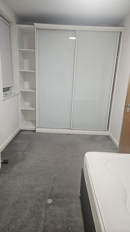 Room Haydons Road in Greater London