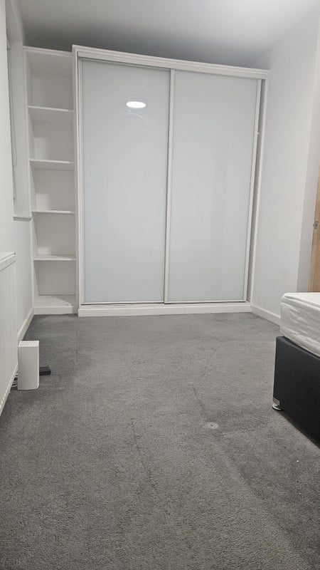 Room Haydons Road in Greater London