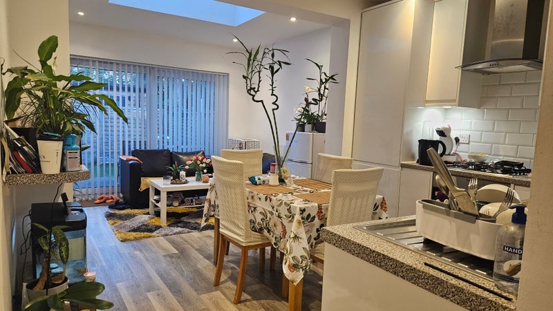 Room Haydons Road in Greater London
