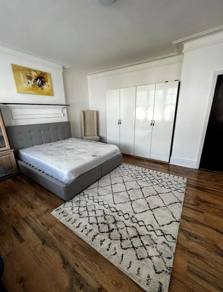 Room Sidney Avenue in Greater London