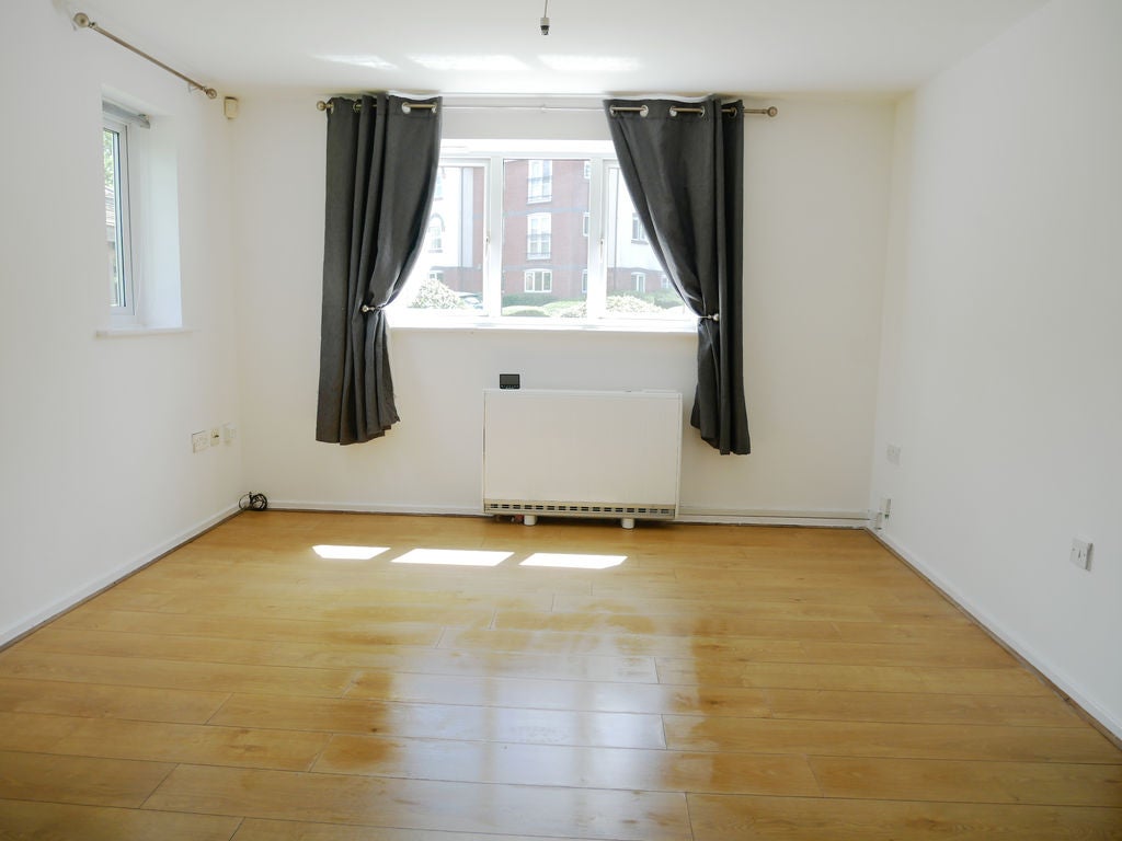 Flat Downes Way in Manchester