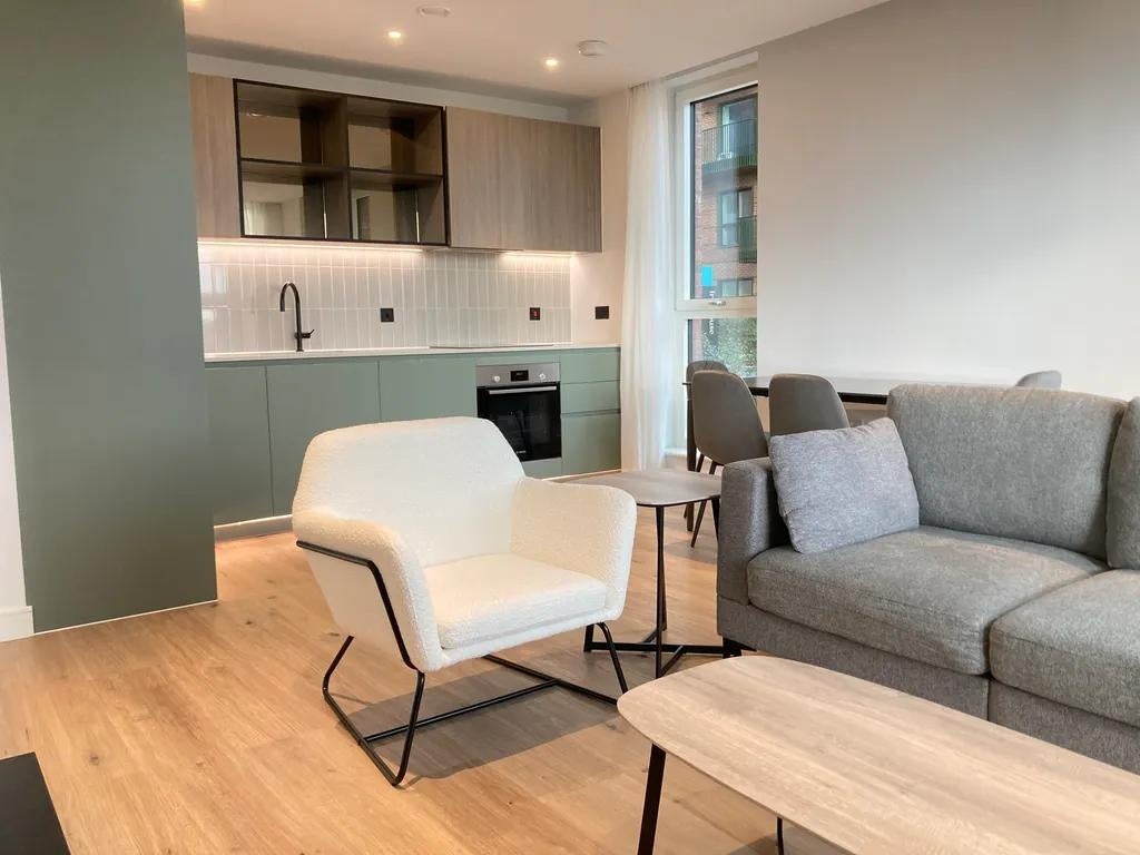 Flat Cedrus Avenue in Greater London