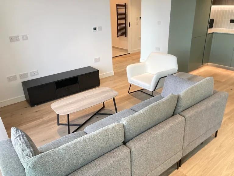 Flat Cedrus Avenue in Greater London