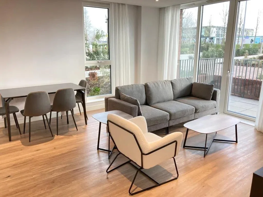 Flat Cedrus Avenue in Greater London