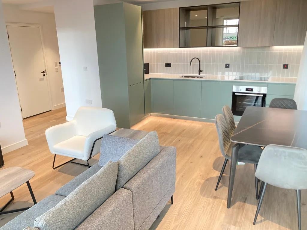 Flat Cedrus Avenue in Greater London