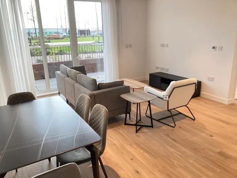 Flat Cedrus Avenue in Greater London