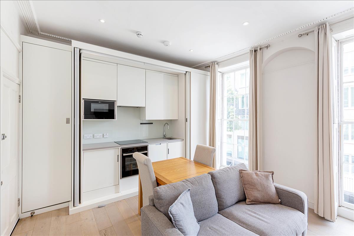 Flat Leigh Street in Greater London