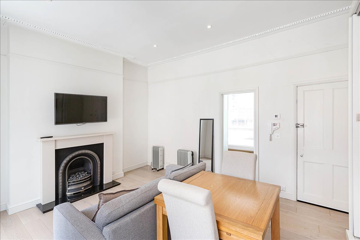 Flat Leigh Street in Greater London
