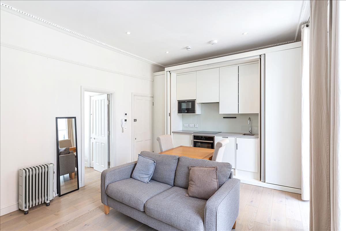 Flat Leigh Street in Greater London